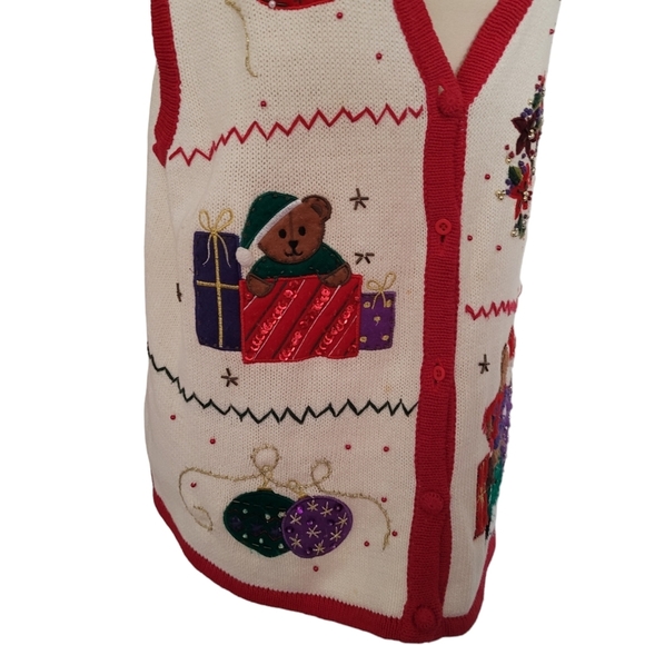 Bobbie Brooks Womens Christmas Sweater Vest Red Trim Bear Present Wreath - Picture 4 of 8